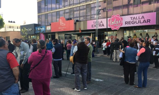 Jubilados se manifiestan contra delegación del ISSSTE