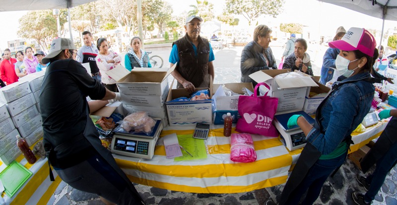 Buena respuesta de la población en Soledad a venta de pescados y mariscos del DIF.