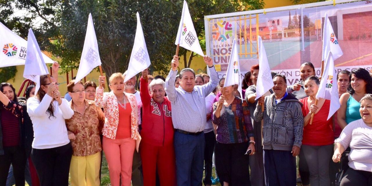 Gilberto Hernández inicia construcción de área deportiva
