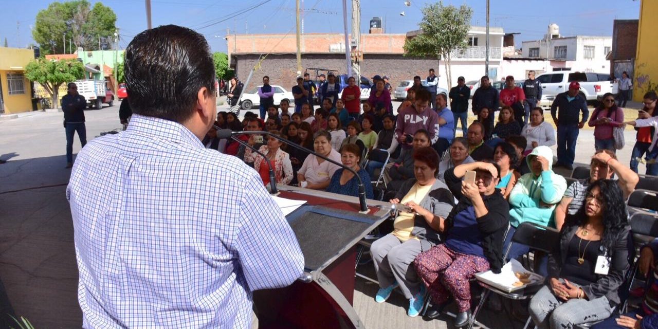 Gilberto Hernández inicia construcción de área deportiva