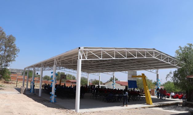 Ayuntamiento SLP entrega techado a escuelas