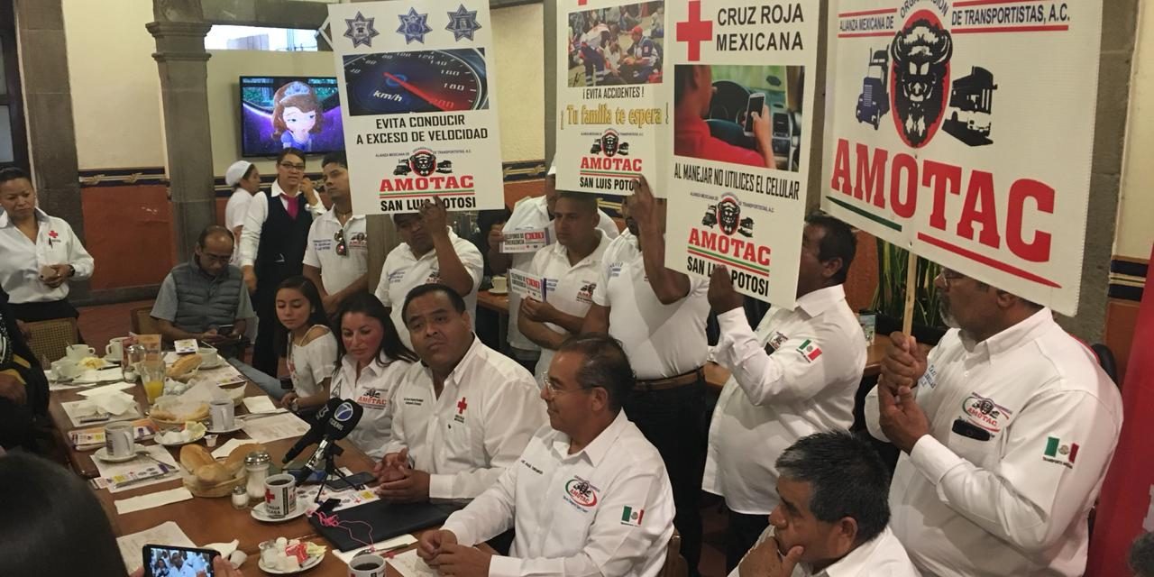 Unen esfuerzos Cruz Roja y AMOTAC para prevenir accidentes carreteros.