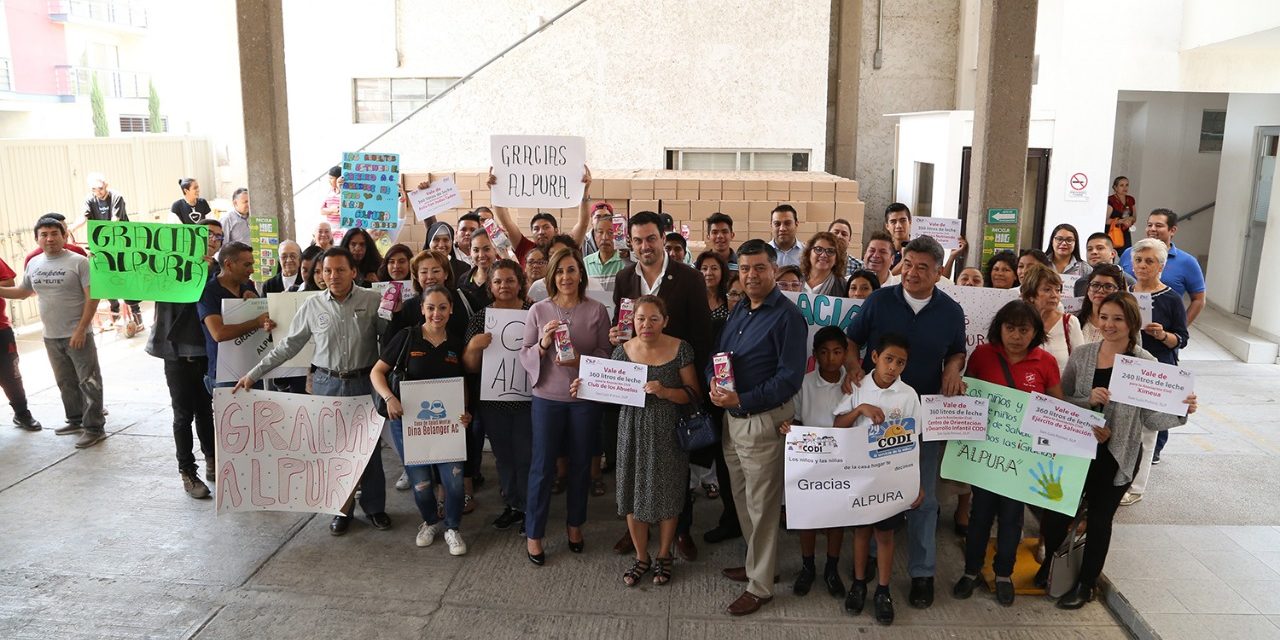 Entrega DIF Estatal leche para zonas marginadas.