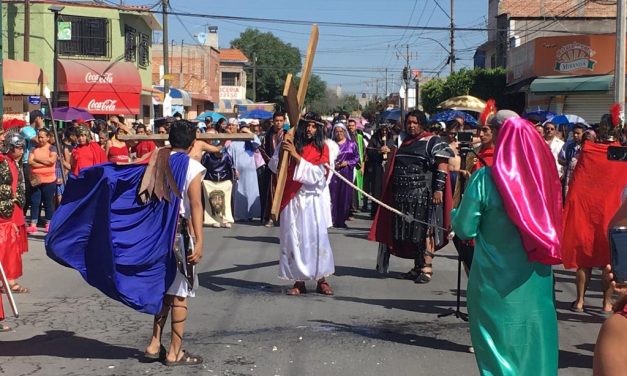 Acuden feligreses a presenciar el Viacrucis en este Viernes Santo.