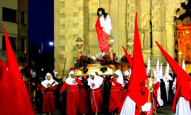 Emotiva Procesión del Silencio recorrió las calles del Centro.