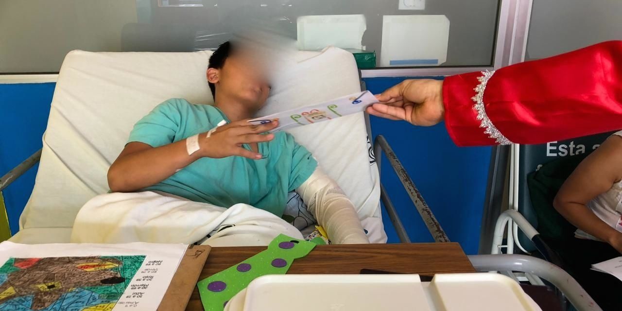 Reciben niños de hospitales del IMSS, cartas escritas por otros niños.