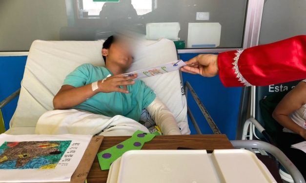 Reciben niños de hospitales del IMSS, cartas escritas por otros niños.