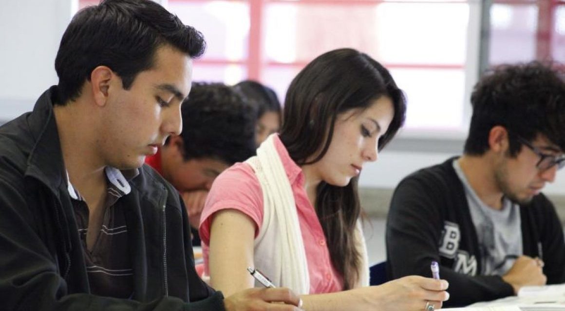 Estudiantes que buscan titularse pueden recibir financiamiento a través de SIFIDE.