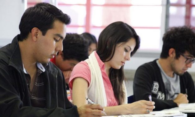 Estudiantes que buscan titularse pueden recibir financiamiento a través de SIFIDE.