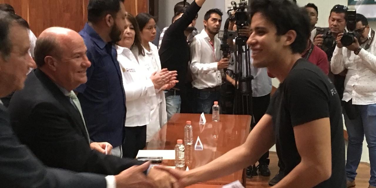 Entregan becas del gobierno federal a estudiantes de la UASLP a dias de la elección de la FUP.