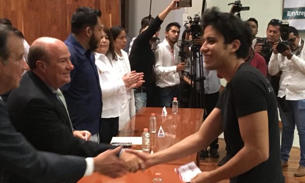 Entregan becas del gobierno federal a estudiantes de la UASLP a dias de la elección de la FUP.