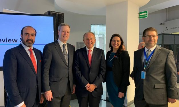 Gobernador da bienvenida a director ejecutivo de 3M.