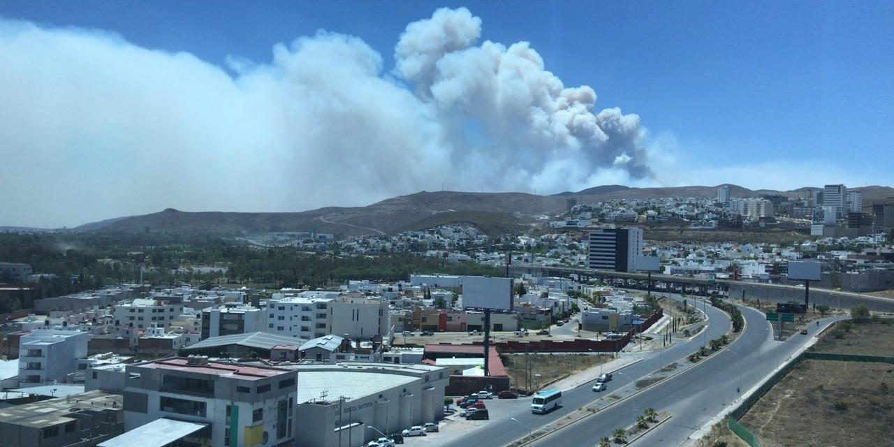 Enorme columna de humo por incendio en Sierra de San Miguelito se observó en la ciudad.