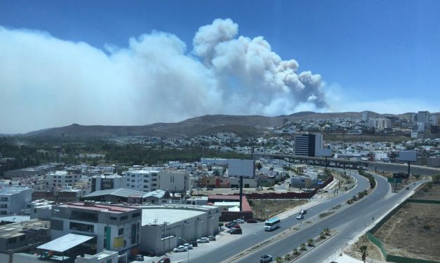 Enorme columna de humo por incendio en Sierra de San Miguelito se observó en la ciudad.