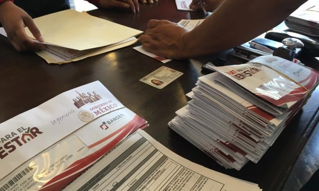 Protestan estudiantes por exclusión a becas del gobierno federal.
