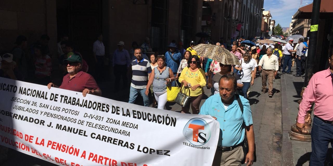 Reclaman pensionados de Telesecundaria adeudos millonarios al gobierno estatal.