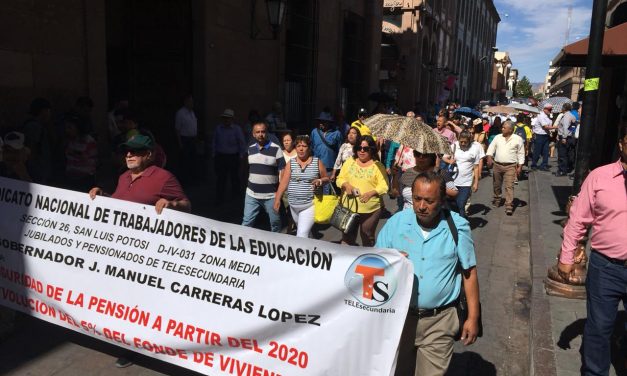Reclaman pensionados de Telesecundaria adeudos millonarios al gobierno estatal.