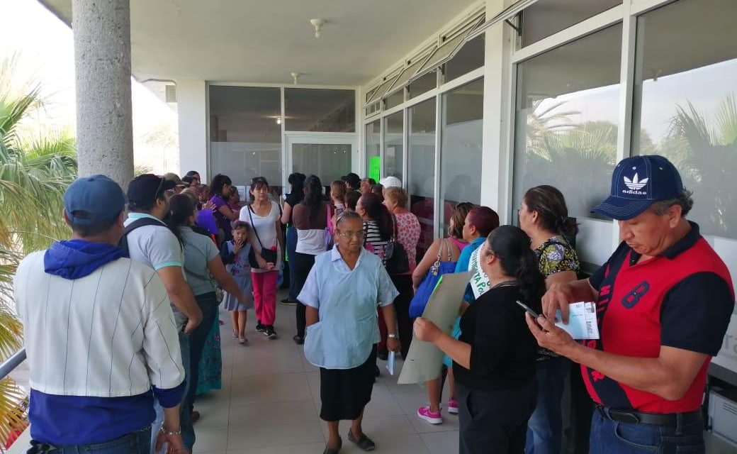 A gritos exigen al Interapas en Soledad solución al problema del agua.