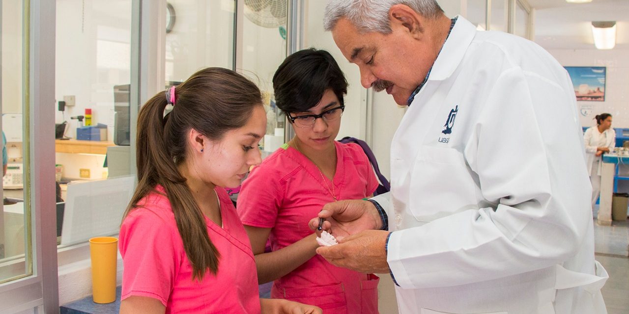 Docentes de la UASLP permiten la formación de buenos profesionistas: Rector.
