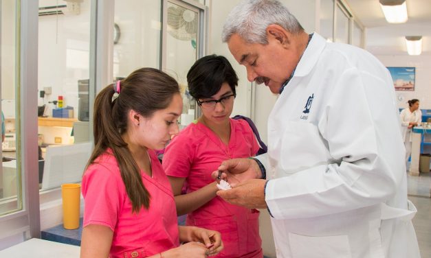 Docentes de la UASLP permiten la formación de buenos profesionistas: Rector.
