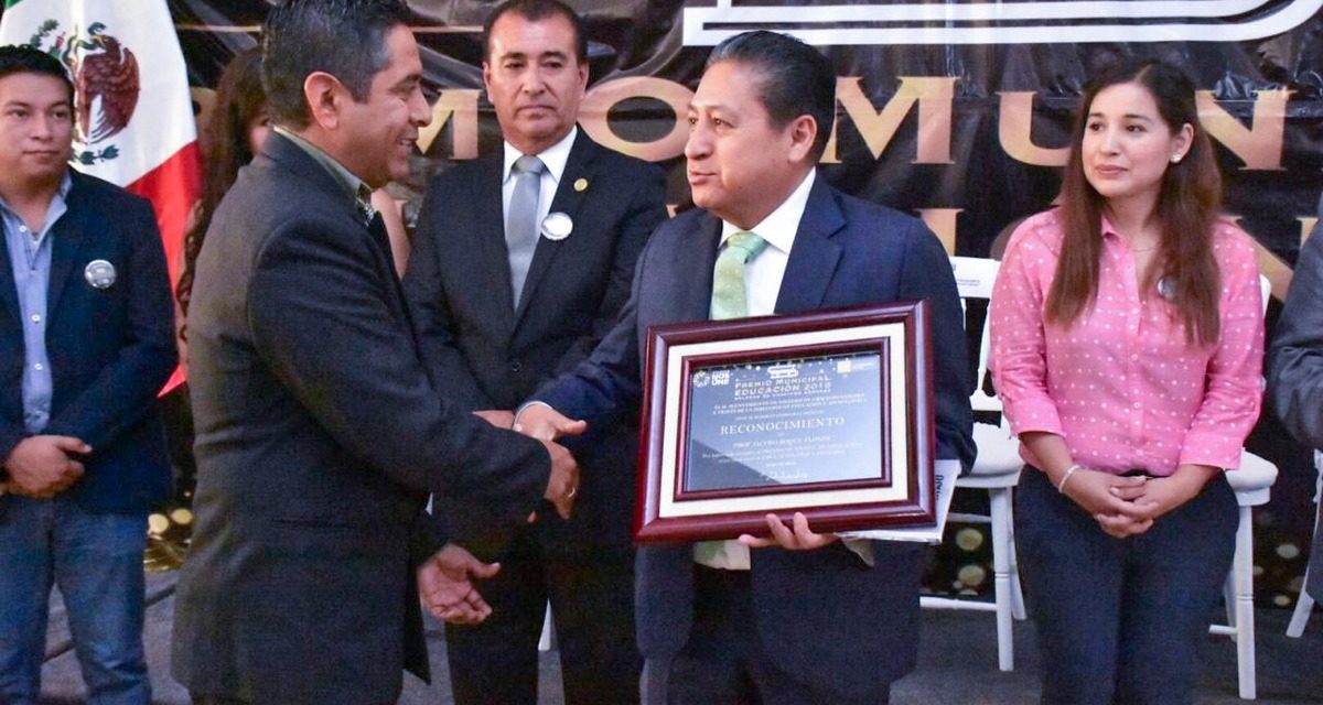 Maestros son homenajeados por ayuntamiento de Soledad.