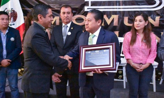 Maestros son homenajeados por ayuntamiento de Soledad.