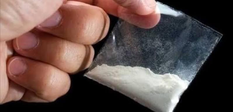 Localizan 16 kilogramos de cristal en cajas de papel sustentable.