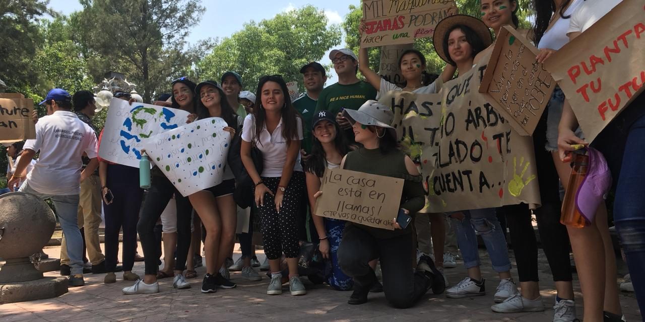 Marchan jóvenes por el cuidado ambiental.