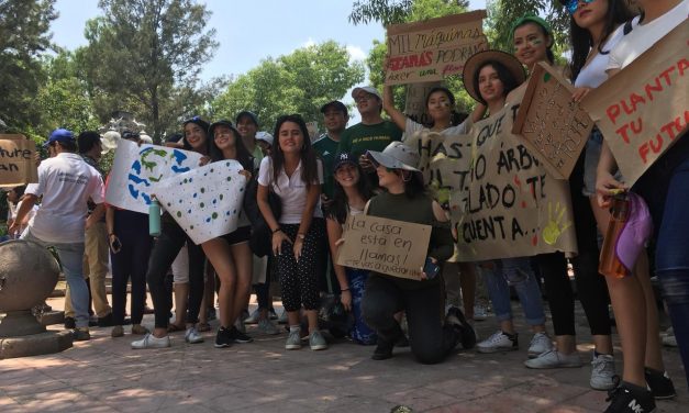 Marchan jóvenes por el cuidado ambiental.