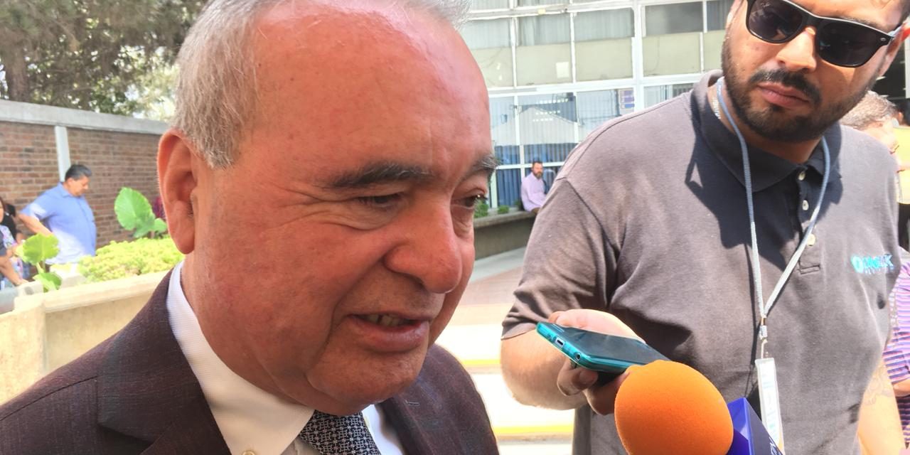 Jóvenes becados gastan su dinero en alcohol.