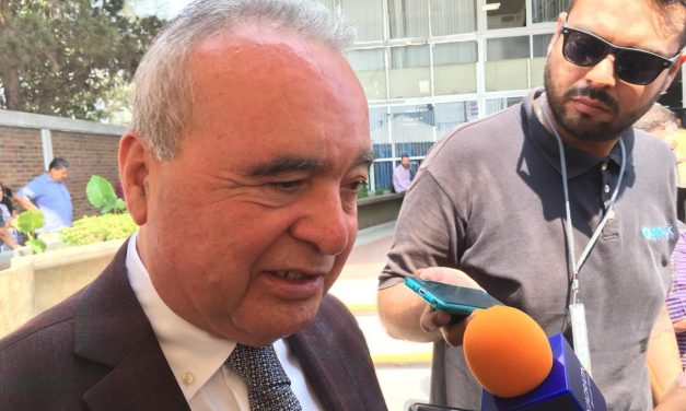 Jóvenes becados gastan su dinero en alcohol.