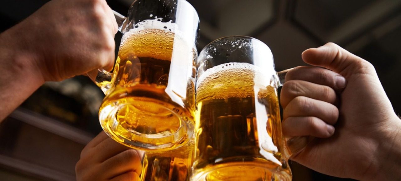 Refrescos y cervezas no hidratan como el agua, advierte el IMSS.