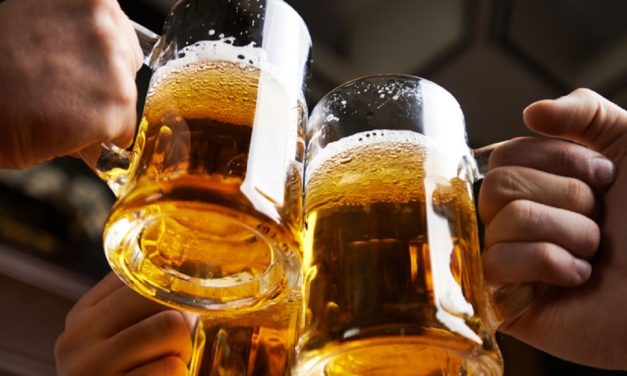 Refrescos y cervezas no hidratan como el agua, advierte el IMSS.