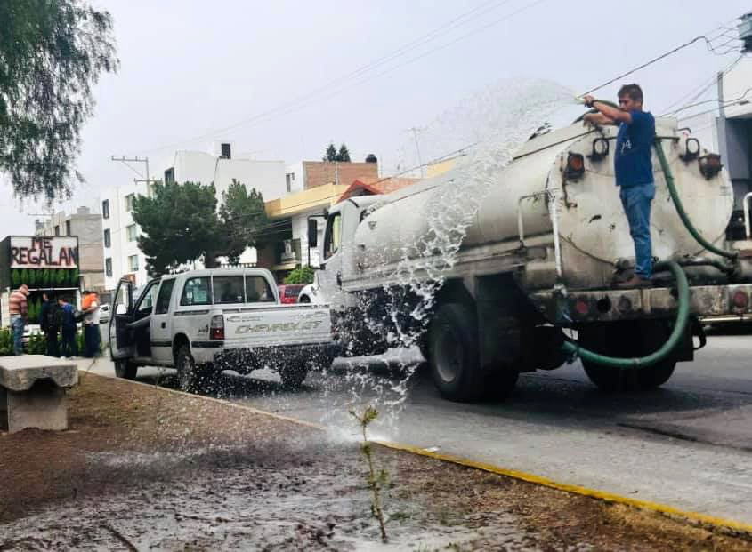 Redoblan cuadrillas municipales riego de áreas verdes en SLP