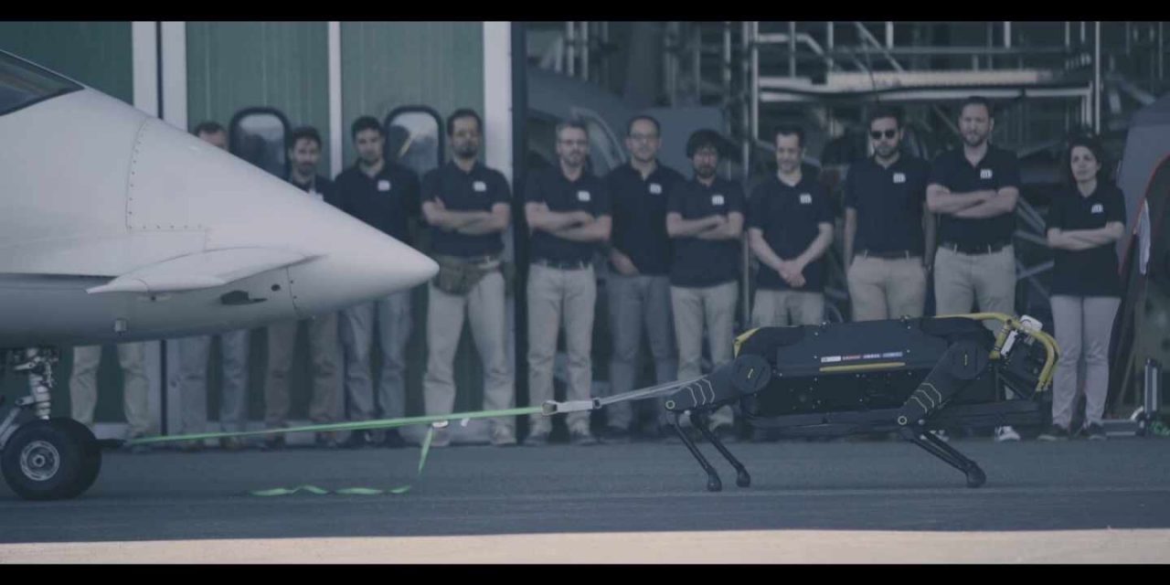 Perro robot arrastra un avión