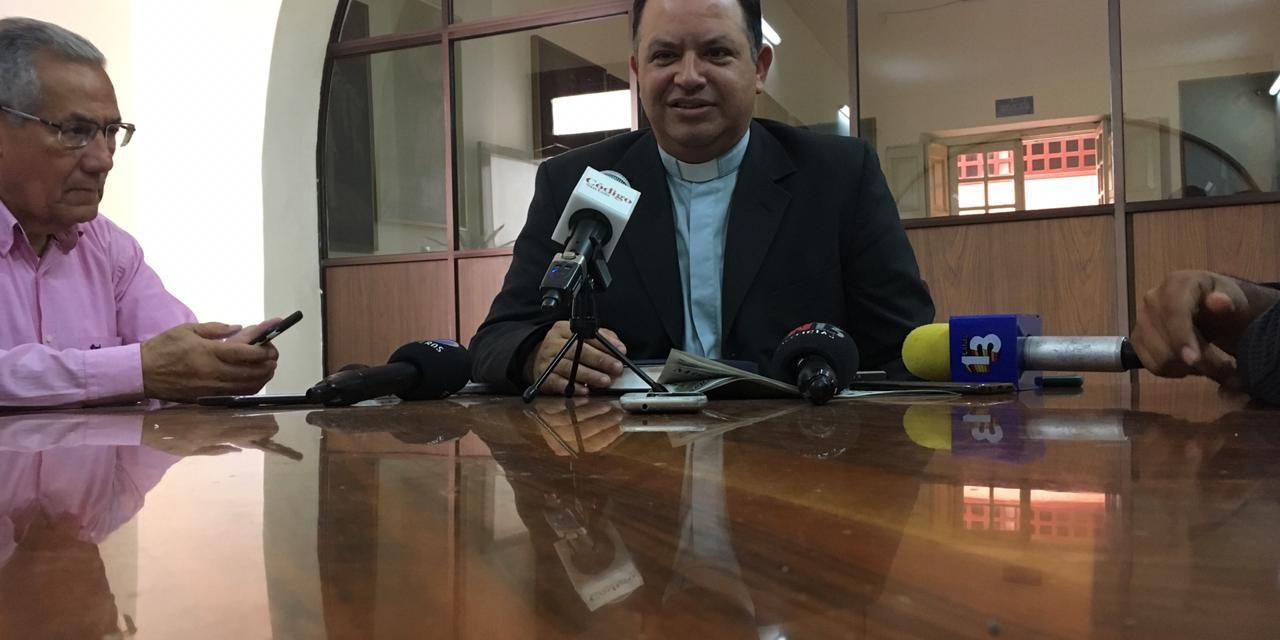 Padre y madre es lo que debe prevalecer en la formación de los menores, señala iglesia católica.