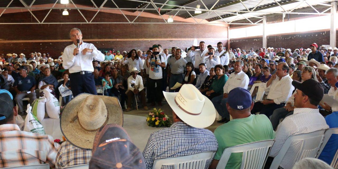 Entrega mandatario estatal seguro catastrófico en Salinas.