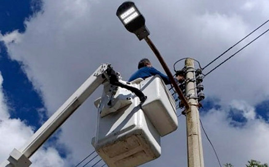 Avanza reposición de luminarias en colonias de Soledad.