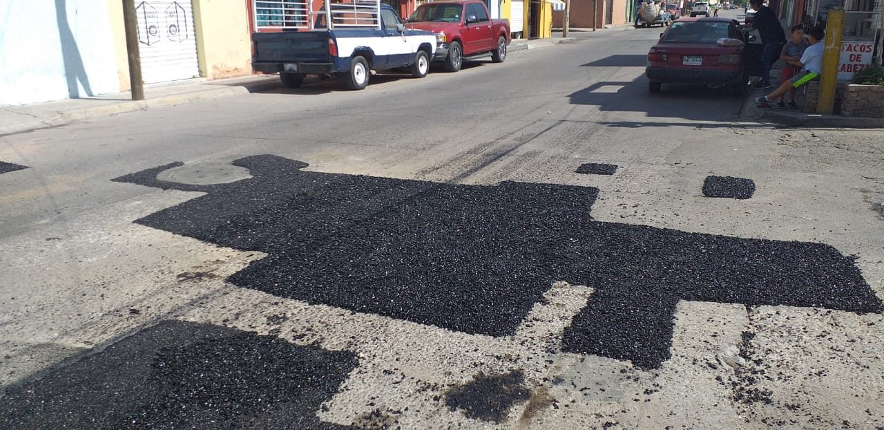 Aplica Desarrollo Urbano de Soledad más de 400 toneladas de asfalto para bacheo.