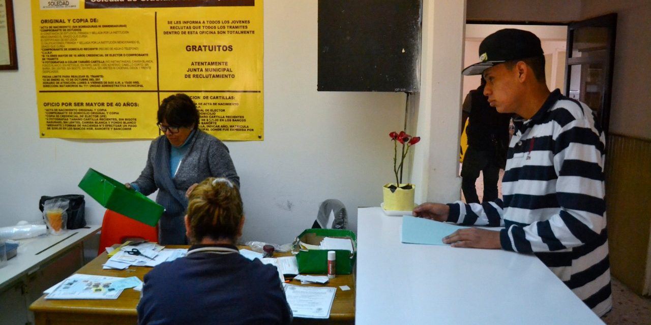 Acuden jóvenes a tramitar cartilla en la Junta de Reclutamiento.