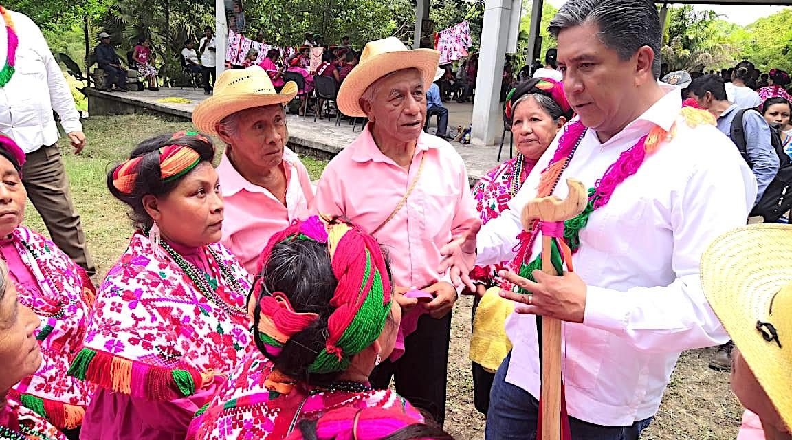 Marco Gama recibe bastón de mando de indígenas huastecos