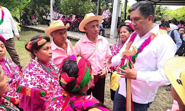Marco Gama recibe bastón de mando de indígenas huastecos