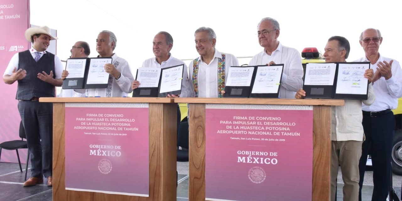 JM Carreras y López Obrador firman convenio para impulsar turismo en la Huasteca.