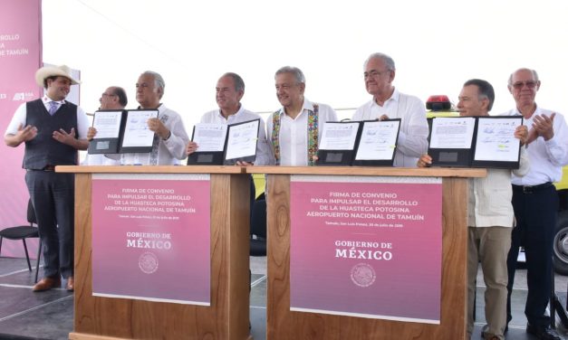 JM Carreras y López Obrador firman convenio para impulsar turismo en la Huasteca.
