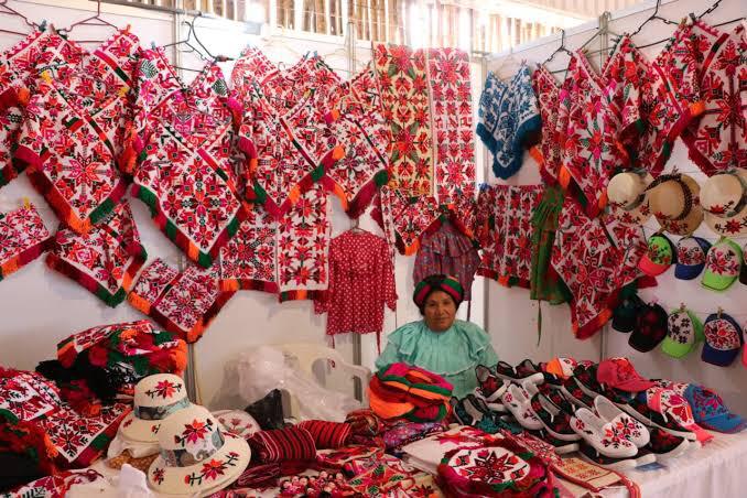 Apoya gobierno estatal a 250 artesanos durante la Fenapo.
