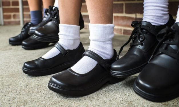 Cuidado con la elección del calzado escolar en niños, advierte el IMSS.
