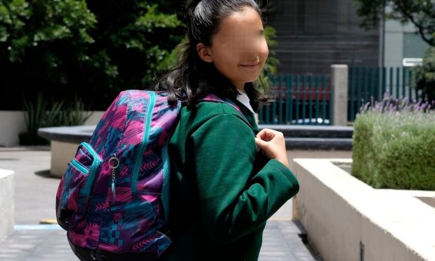 Advierte IMSS sobre excesivo peso en mochilas escolares.
