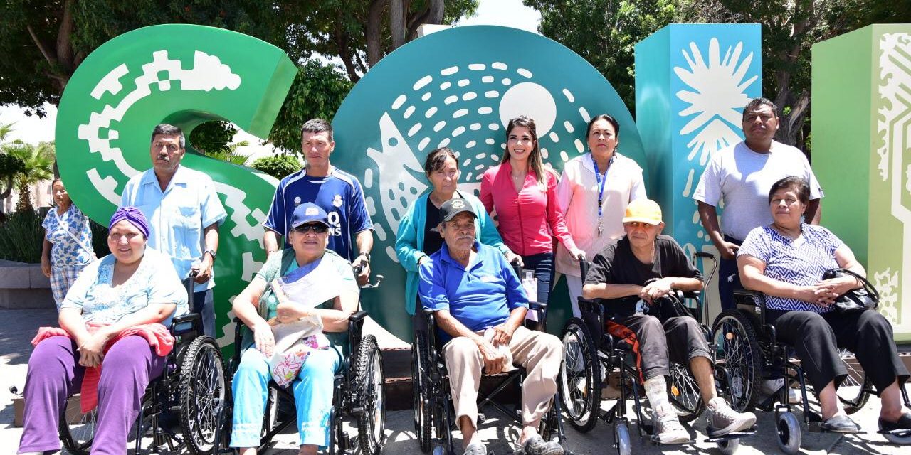Entregan nuevas sillas de ruedas para personas que lo requieren en Soledad.