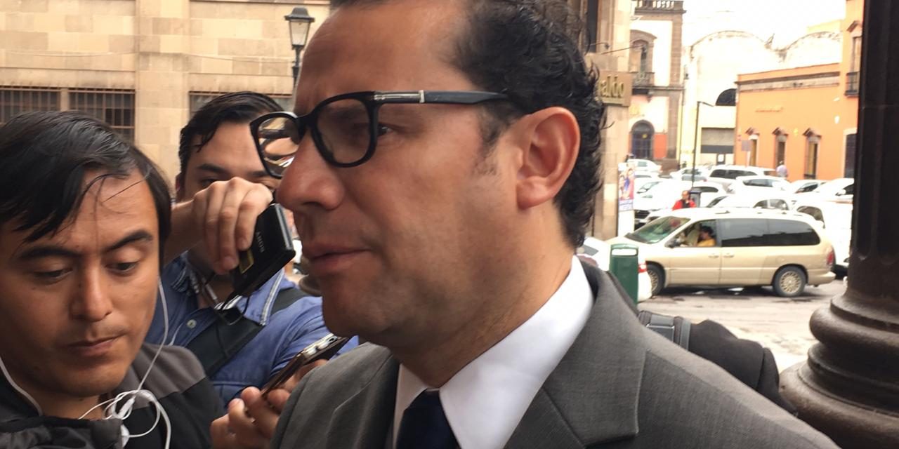 Alcalde Xavier Nava quiere aumento a las tarifas del agua potable.