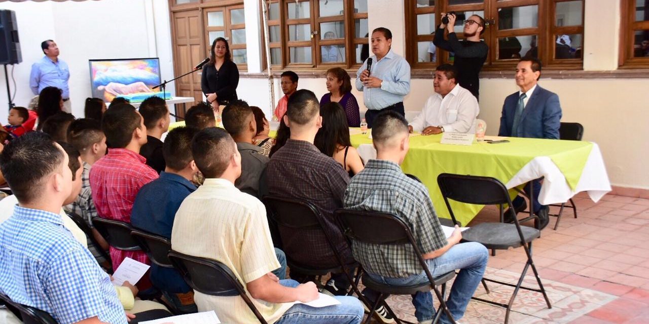 Entrega GHV certificados a jóvenes de una A.C.